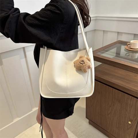 Retro Minimalistische PU Leder Schulter Unterarmtasche Für Damen Große Kapazität Tote Bag Mit Plüsch Anhänger Pendler Eimer Tasche