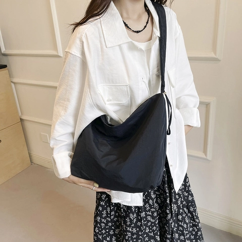 Simple Sac à Épaule Hobo en Nylon pour Femmes Grande Capacité Bandoulière Plissée Décontracté Couleur Unie Cabas Crossbody Bag