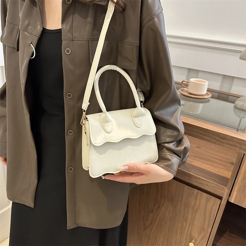 Bolso Cuadrado Pequeño de Cuero PU con Borde Ondulado Mujer Bolso de Hombro y Mano Minimalista Color Sólido Asa Correa