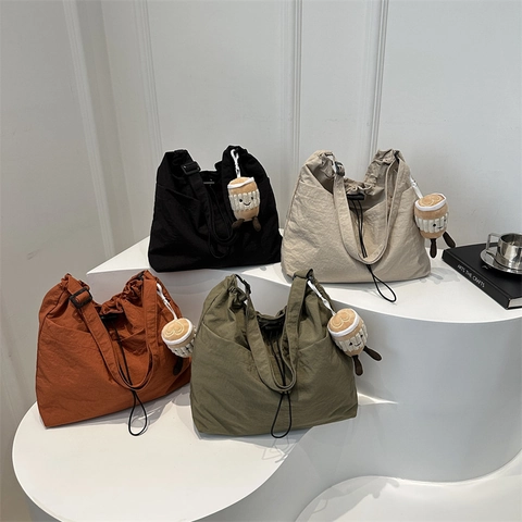 Sac Fourre-tout Seau en Nylon Grande Capacité pour Femmes Style Japonais Fermeture à Cordon Sac à Épaule Avec Porte-clés Peluche
