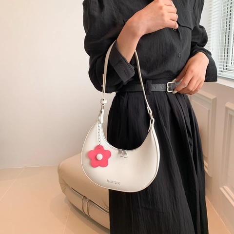 Bolso de Hombro Hobo de Cuero PU Minimalista para Mujer Colgante de Flor Bolso de Axila Gran Capacidad Moda Color Sólido