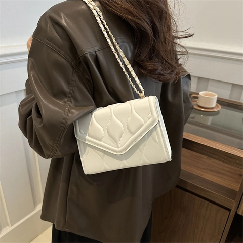 Damen Mode Wellen Gesteppt PU Leder Umhängetasche Urban Einfach Goldkette Klappe Kleine Quadratische Umhängetasche Zum Pendeln