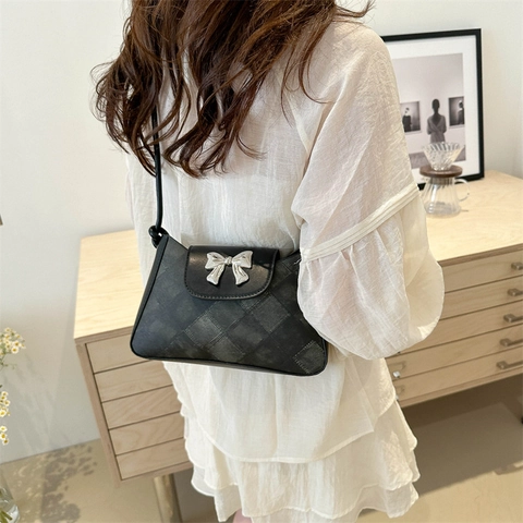 Fashionable Women PU Leather Shoulder Bag With Metal Bowknot Elegant Diamond Lattice Underarm Small Square Bag For Daily