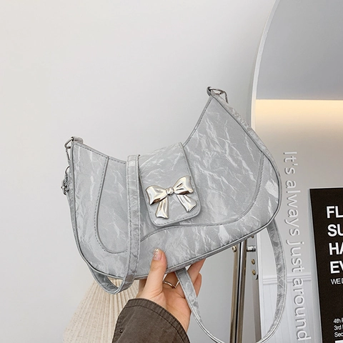 Damen Mode Plissierte PU Leder Achseltasche Metallic Schleife Dekor Umhängetasche Große Kapazität Pendler Hobo Tasche