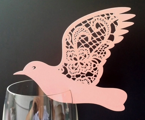 Marque-places en Papier Perlé en Forme d'Oiseau Découpés au Laser Cartes de Verre à Vin en Dentelle Ajourée pour Décoration de Table de Mariage Banquet