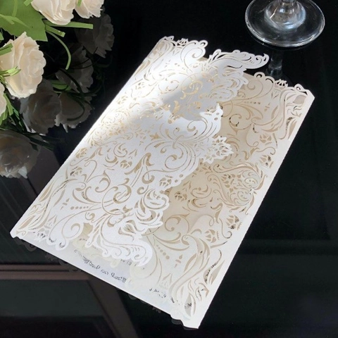 Eleganti Biglietti d'Invito per Matrimonio Tagliati al Laser in Carta Perlata con Motivo Floreale Traforato per Festa
