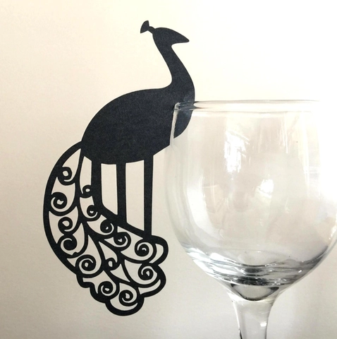 Elegante Pfau Form Laserschnitt Hohl Papier Platzkarten Weinglas Namenskarte Für Hochzeit Bankett Party Tischdekoration