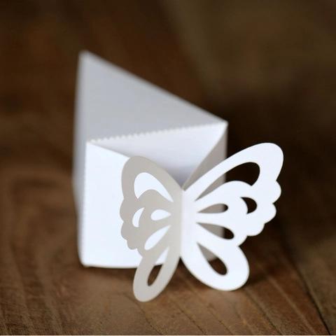 Laser Geschnitten Schmetterling Süßigkeiten Box Dreieckigen Kuchen Form Hochzeit Favor Geschenk Box Für Süße Schokolade Party Dekoration