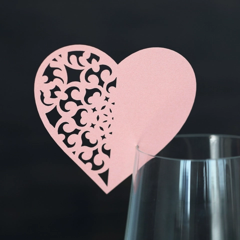 Marque-places en Forme de Cœur Découpe Laser pour Verre à Vin Papier Perlé Cartes de Nom pour Mariage Fête Anniversaire Table