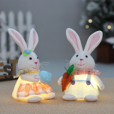 Ornamento della Bambola della Peluche del Coniglio Incandescente di Pasqua Con la Luce Led Coniglietto a Quadretti Che Tiene la Decorazione da Tavolo della Casa di Festa dell'Uovo della Carota