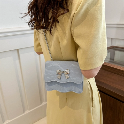 Mode Damen Falten PU Leder Umhängetasche Metallische Schleife Kette Crossbody Tasche Elegante Wellenkante Kleine Quadratische Handtasche