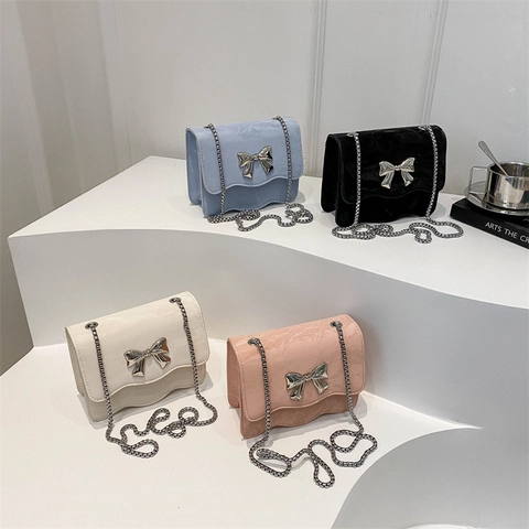 Mini Borsa a Tracolla Donna con Fiocco in Metallo in Pelle PU con Patta Ondulata Borsa a Spalla Quadrata con Catena Festa