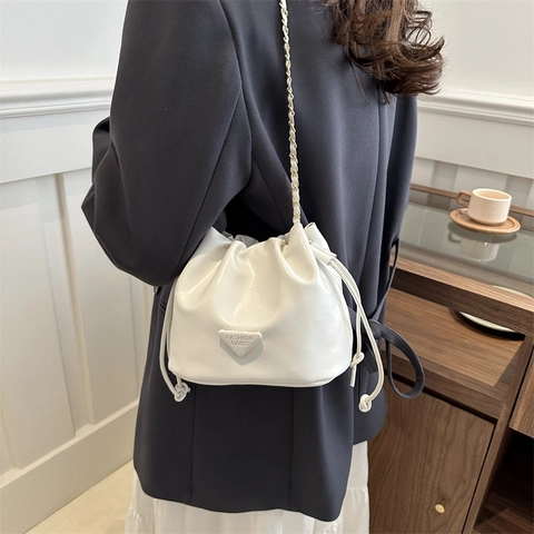 Sac Seau en Cuir PU à Cordon pour Femmes Sac à Bandoulière Minimaliste avec Chaîne et Badge Métallique Triangulaire