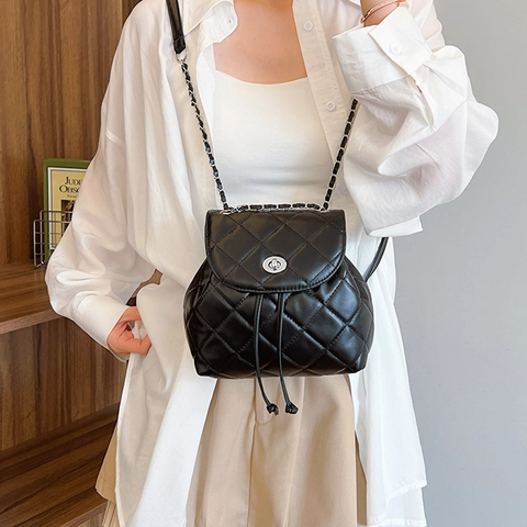 Mini Sac à Dos Matelassé pour Femmes en Cuir PU Chaîne Losange Sac à Bandoulière Petit Sac à Fermoir Tourniquet Style Coréen Mode