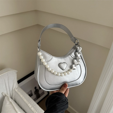 Borsa a Spalla Donna a Mezzaluna Con Cuore Goffrato Elegante Borsa a Tracolla in Pelle PU Con Catena di Perle e Ciondoli a Cuore
