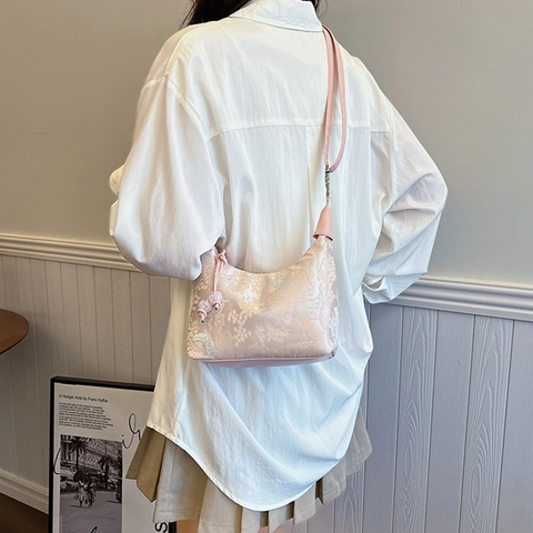 Bolso de Hombro de Satén Jacquard Nuevo Estilo Chino Para Mujer Vintage Bordado Floral Bolso Hobo Hebilla De Metal Decor