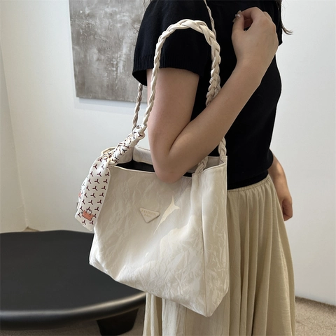Sac Cabas Plissé pour Femmes Grande Capacité en Cuir PU Sac à Épaule Poignée Tressée Foulard en Soie Mode