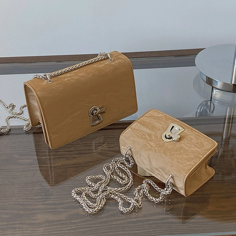 Bolso de Hombro de Moda para Mujer de Cuero PU Arrugado Color Sólido Correa de Cadena de Metal Bolso Pequeño Cuadrado con Cierre
