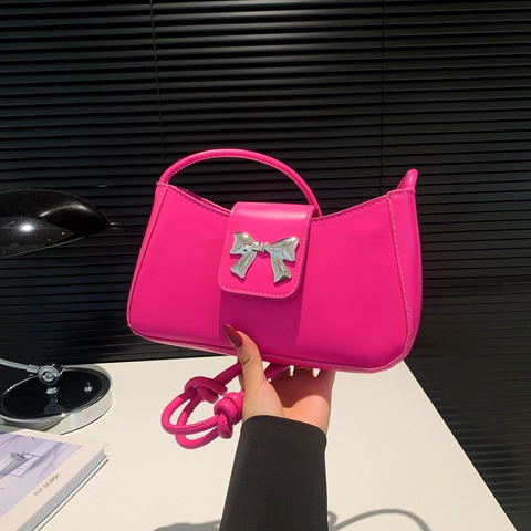 Bolso de Axila de Cuero PU para Mujer de Moda Decoración Mariposa de Metal Bolso de Hombro Minimalista Color Sólido Bolso Diario