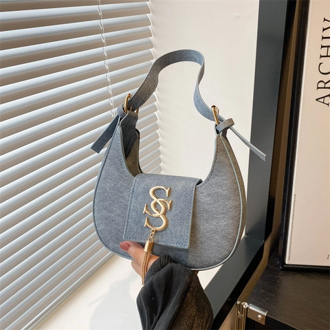 Mode Halbmond Achseltasche Für Damen Minimalistische PU Leder Schultertasche Mit Metall Logo Quaste Dekorative Handtasche