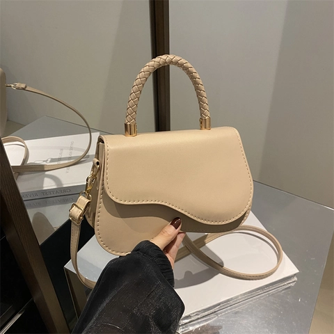 Borsa a Sella da Donna alla Moda in Pelle PU Manico Intrecciato Borsa a Tracolla con Pendente in Peluche Cartoon Chiusura Magnetica