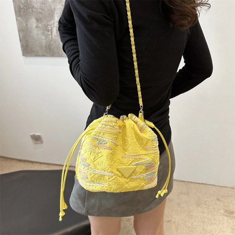 Borsa a Secchiello in Pelle PU alla Moda da Donna Tracolla con Coulisse Ricamo Colorato Borsa Retrò con Catena Piccola Borsa