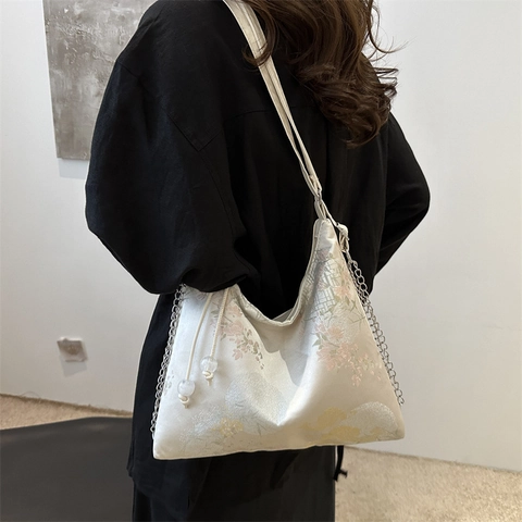Bolso de Hombro para Mujer con Patrón de Paisaje Jacquard Estilo Chino Gran Capacidad Bolso Tote de Satén con Dije de Perla