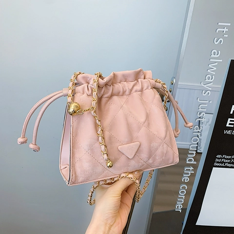 Damen Gesteppte Beuteltasche Mit Kordelzug Mode PU Leder Kette Umhängetasche Mit Rautenmuster Und Metallkugel