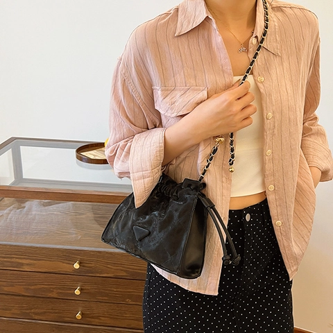 Damen Gesteppte Beuteltasche Mit Kordelzug Mode PU Leder Kette Umhängetasche Mit Rautenmuster Und Metallkugel