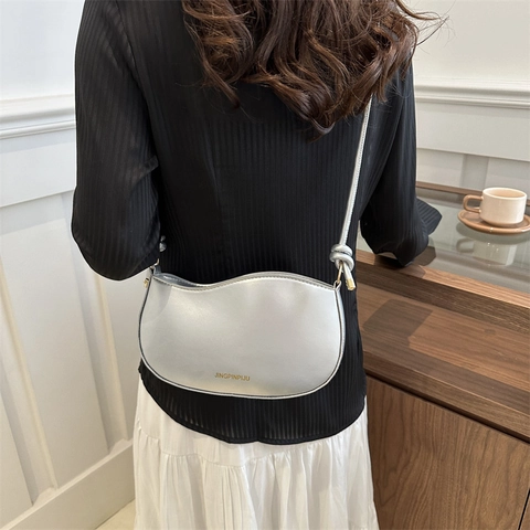 Bolso de Hombro de Media Luna de Cuero PU de Moda para Mujer Con Correa de Nudo Diseño de Borde Ondulado Bolso de Bandoliera