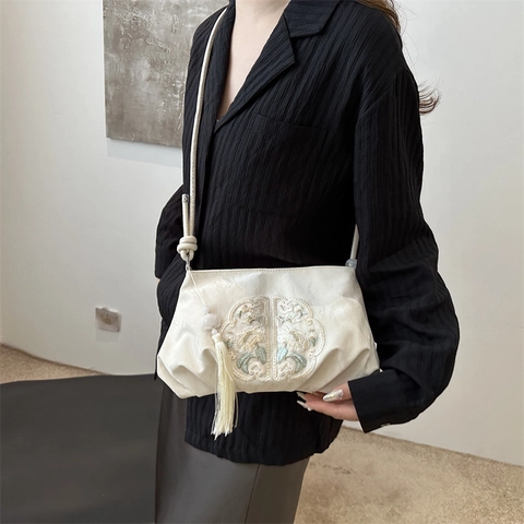 Elegante Geborduurde Schoudertas In Nieuwe Chinese Stijl Voor Dames Satijn Bloem Geplooide Crossbodytas Met Kwastje Retro