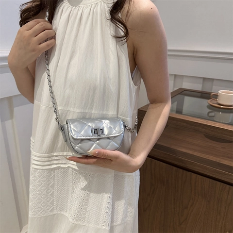 Damen Gesteppte PU Leder Mini Schultertasche Silber Kette Riemen Quadratische Umhängetasche Mode Kleine Kuriertasche Geldbörse