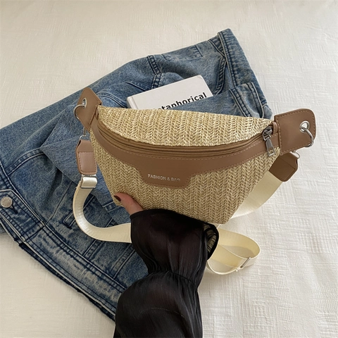 Sac de Poitrine en Paille Tissée pour Femmes Patchwork en Cuir PU Sac Banane Bandoulière Avec Large Bandoulière Réglable Style Vacances