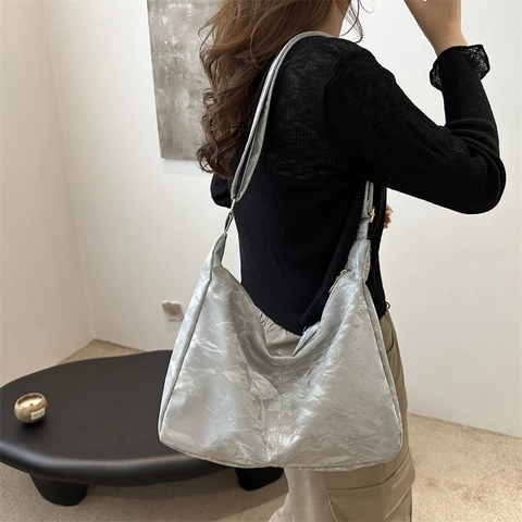 Damen Große Kapazität Plissee-Textur Nylon Tote Bag Minimalistische Schultertasche Hobo Tasche Freizeit Pendler Handtasche