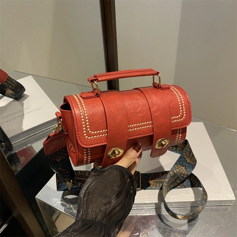 Vintage PU Leder Zylinder Boston Tasche Für Damen Mit Ethnisch Bedrucktem Breitem Gurt Nietendekor Mode Schulter Umhängetasche