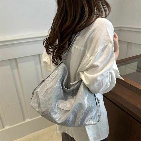 Grand Sac à Épaule Hobo en Cuir PU pour Femme Texture Gauffrée Cabas Décontracté avec Pendentif Peluche Urbain Simple