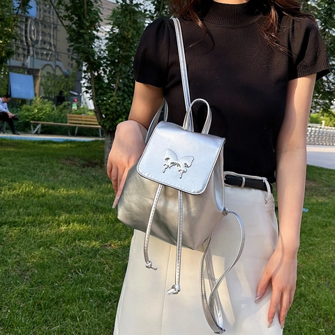 Mini PU Lederen Mode Rugzak Voor Dames Met Vlinder Metalen Gesp Trekkoord Klepsluiting Preppy Stijl Zilver Roze Wit Reizen Dagrugzak