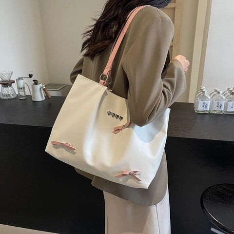 Borsa Tote in Pelle PU Donna Grande Capacità Rivetti a Cuore Fiocco Borsa a Spalla Per Scuola Pendolare Quotidiana
