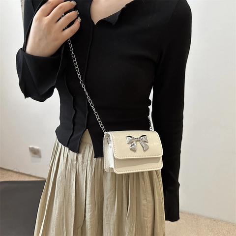 Borsa a Spalla Mini in Pelle PU da Donna alla Moda Texture Metallica Crepata Piccola Borsa Quadrata con Fiocco Catena