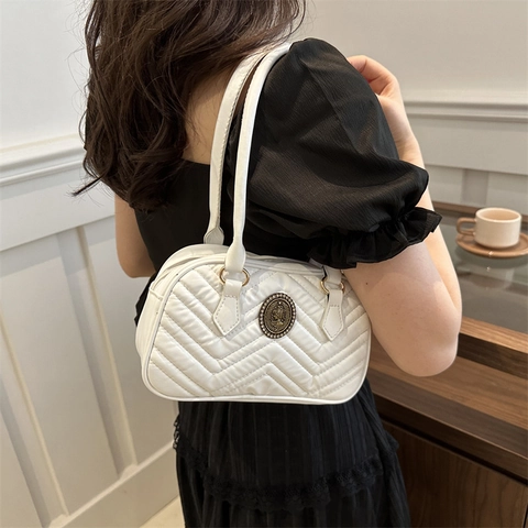 Bolso de Axila de Cuero PU Acolchado para Mujer Medallón Vintage en Relieve Perla Artificial Bolso de Hombro Color Sólido Casual