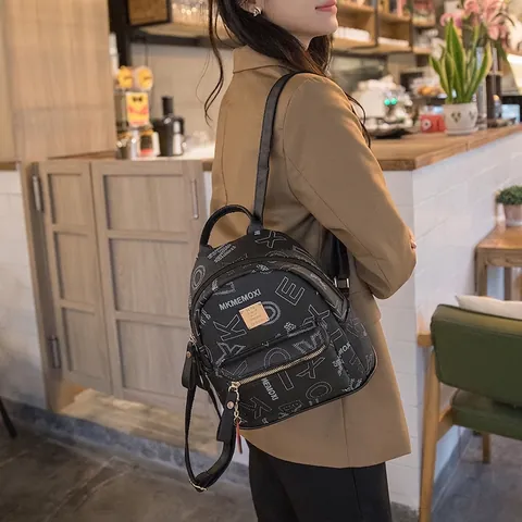 Zaino da Donna in Pelle PU con Stampa Monogramma Grande Capacità Casual Stampa Lettere Borsa a Tracolla da Viaggio con Ciondolo