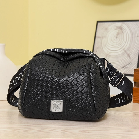 Woven PU Leather Shoulder Bag For Women Fashion Crossbody Bag With Letter Print Wide Strap Metal Plaque Large Handbag