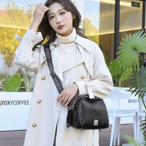 Woven PU Leather Shoulder Bag For Women Fashion Crossbody Bag With Letter Print Wide Strap Metal Plaque Large Handbag