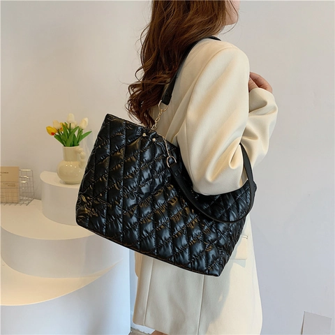 Damen Große Kapazität Metallische PU Leder Gesteppt Rautenmuster Tote Bag Mode Pendeln Kette Riemen Schulter Handtasche