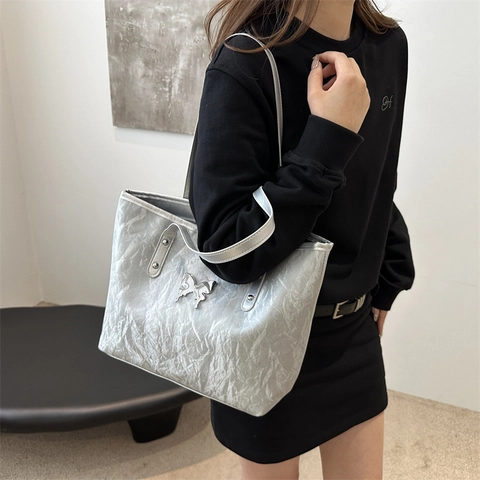 Bolso Tote de Gran Capacidad Con Mariposa Metálica de Cuero PU Arrugado Bolso de Hombro Casual de Color Sólido para Mujer
