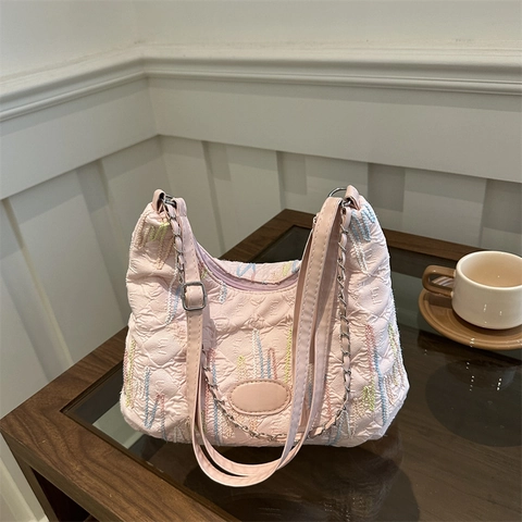 Borsa Tote da Donna Minimalista Urbana in Nylon Trapuntato Grande Capacità Borsa a Spalla Ricamata per il Pendolarismo Quotidiano Borsa Casual con Cinghia a Catena