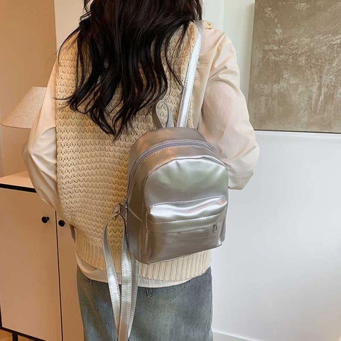 Damen Mini Mode PU Leder Rucksack Glänzende Ölhaut Einfarbig Kleiner Daypack Urban Casual Rucksack Zum Pendeln