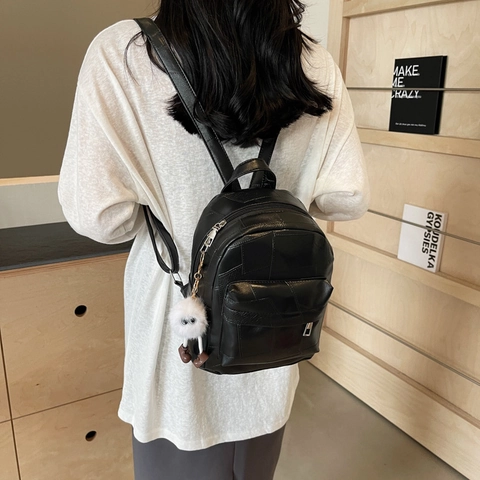 Sac à Dos de Mode en Cuir PU Patchwork Géométrique pour Femmes Grande Capacité Sac Décontracté de Voyage avec Pendentif Monstre