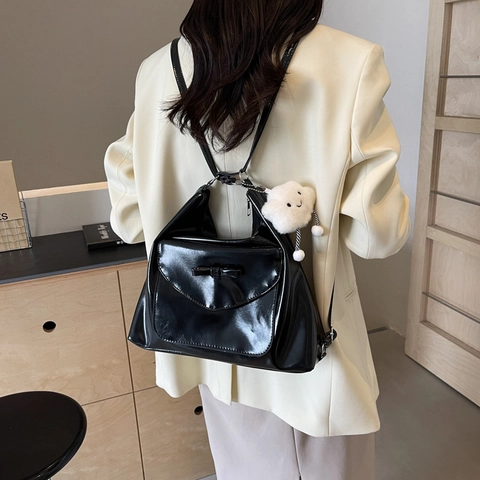 Bolso de Hombro de Cuero PU Brillante para Mujer Gran Capacidad Bolso Tote Color Sólido Con Decoración de Lazo y Colgante de Nube de Felpa Bolso de Mano de Moda
