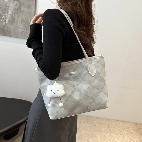 Vintage PU Leather Rhombic Quilted Tote Bag Large Capacity Shoulder Bag With Cute Plush Cloud Pendant Stylish Daily Women Bag